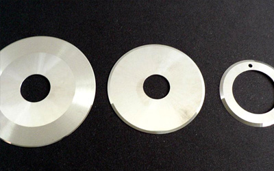 丸刃を回転させて切る