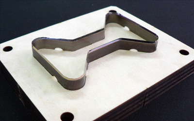 トムソン刃・ポンチで打ち抜く